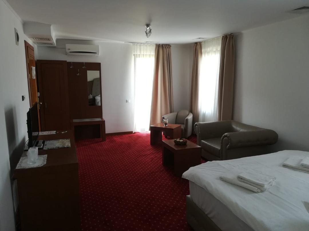Hotel Dennis Медиаш Экстерьер фото