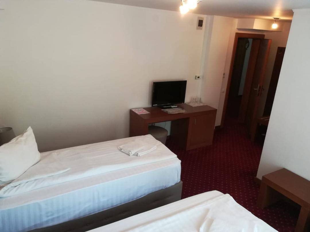 Hotel Dennis Медиаш Экстерьер фото