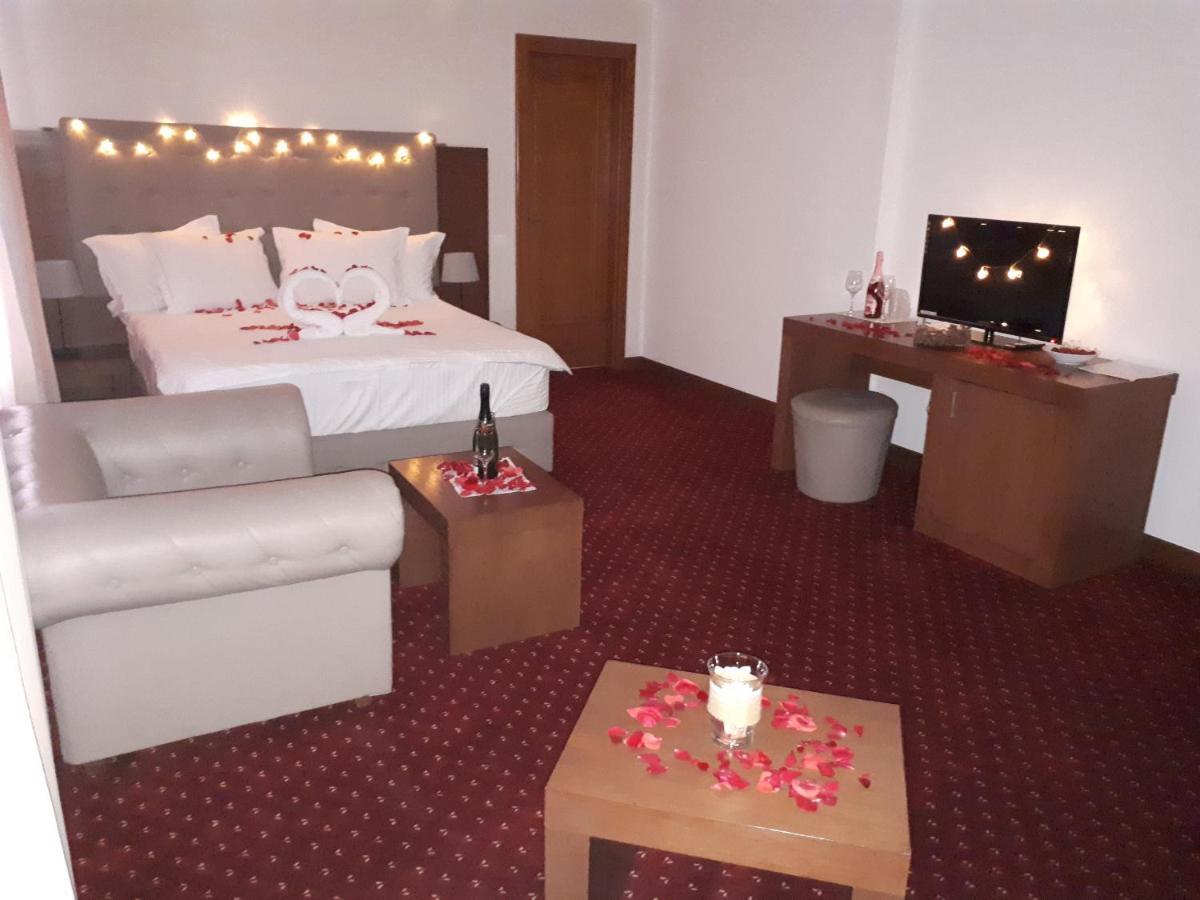 Hotel Dennis Медиаш Экстерьер фото