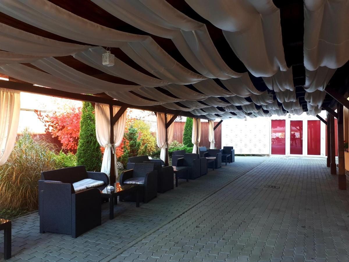 Hotel Dennis Медиаш Экстерьер фото